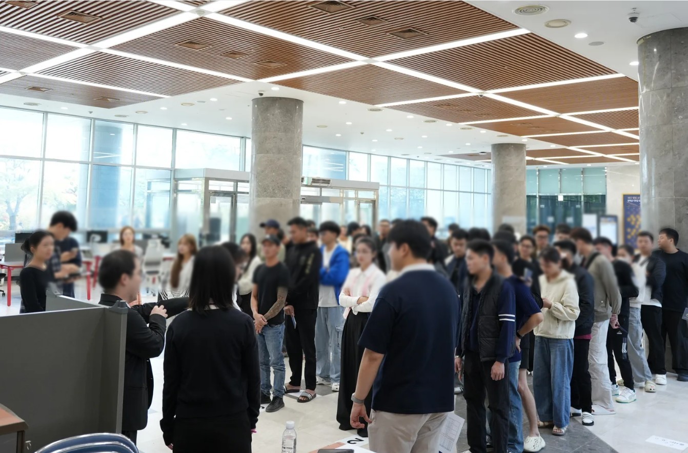 성결대학교 외국인 유학생들이 지문등록을 위하여 질서 있게 대기하고 있는 모습